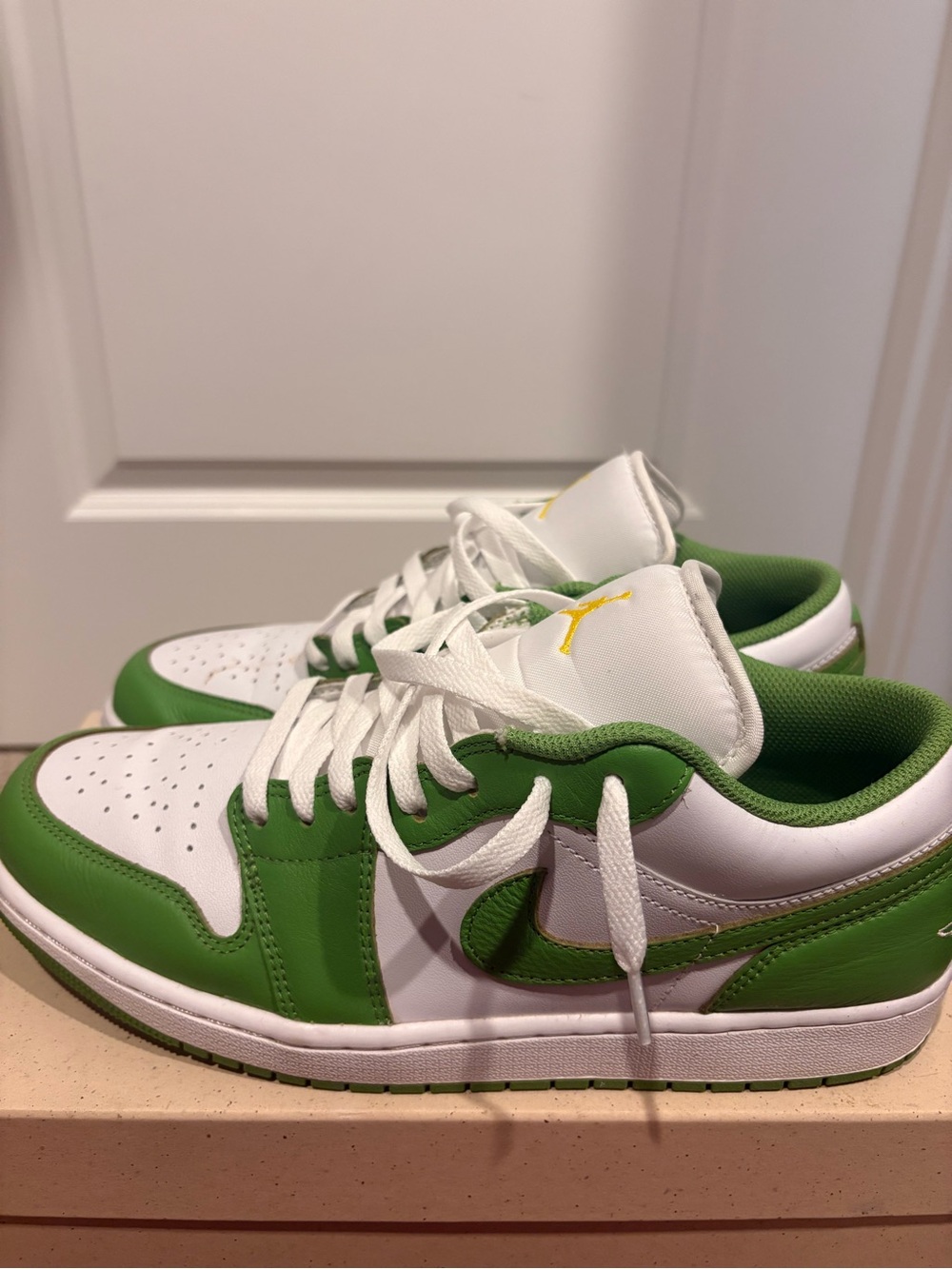 Jordan Men's Low-Top Sneakers in White and Green - Picture 2 of 8